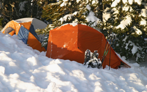 Zelten im Winter mit Schnee bedecktes Campingzelt
