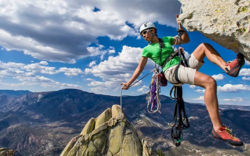 Klettergurt Test: Die 5 besten Sicherheitsgurte für Kletter-Touren 2022